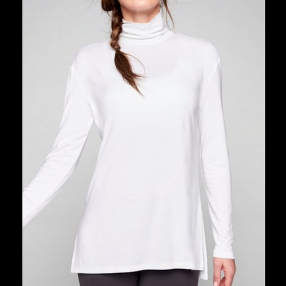 ATHLETA WHITE LONG SLEEVE THREADLIGHT LAYERING TURTLENECK SOFT TOP